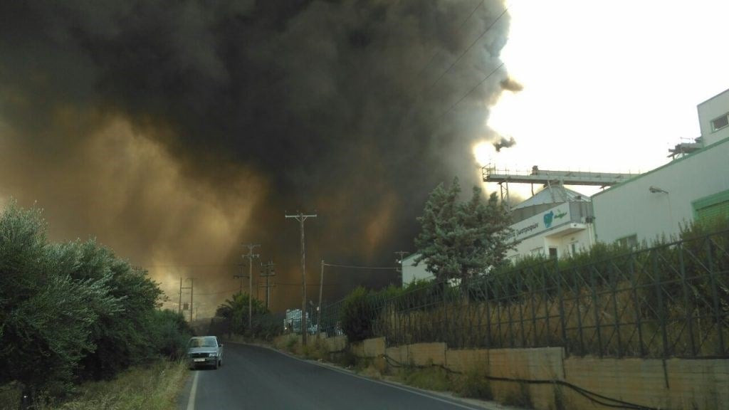 Μεγάλη πυρκαγιά σε εργοστάσιο στο Ηράκλειο (εικόνες, βίντεο)